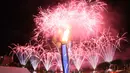Pesta kembang api yang menjadi latar kaldron api SEA Games menghiasi langit Singapura pada saat Pembukaan SEA Games 2015 di Stadion Nasional Singapura. Jumat (5/6). (Bola.com/Arief Bagus)