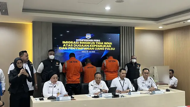 Kantor Imigrasi Kelas I Khusus Non TPI Jakarta Barat meringkus tiga warga negara asing (WNA), dua asal Kamerun berinisial TFN dan FJN, satu WNA asal Kanada berinisial BDD.