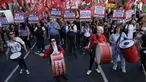 Pengunjuk rasa antipemerintah berbaris untuk memprotes tindakan ekonomi pemerintah di Buenos Aires, Argentina, Rabu (20/12/2023). Beberapa hari setelah menjabat, pemerintahan Presiden Argentina Javier Milei mengumumkan langkah-langkah ekonomi drastis yang membuat marah beberapa kelompok sosial dan buruh, dan memperingatkan akan menindak protes apa pun yang memblokir jalan-jalan. (AP Photo/Rodrigo Abd)
