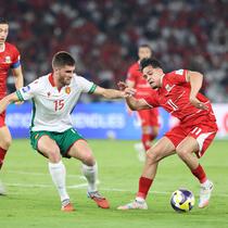 Pemain Timnas Indonesia, Ragnar Oratmangoen (kanan) menggiring bola dibayangi pemain Bulgaria, Petko Hristov dalam laga final FIFA Series 2026 di Stadion Utama Gelora Bung Karno (SUGK), Senayan, Jakarta, Senin (30/03/2026). (Bola.com/M Iqbal Ichsan)