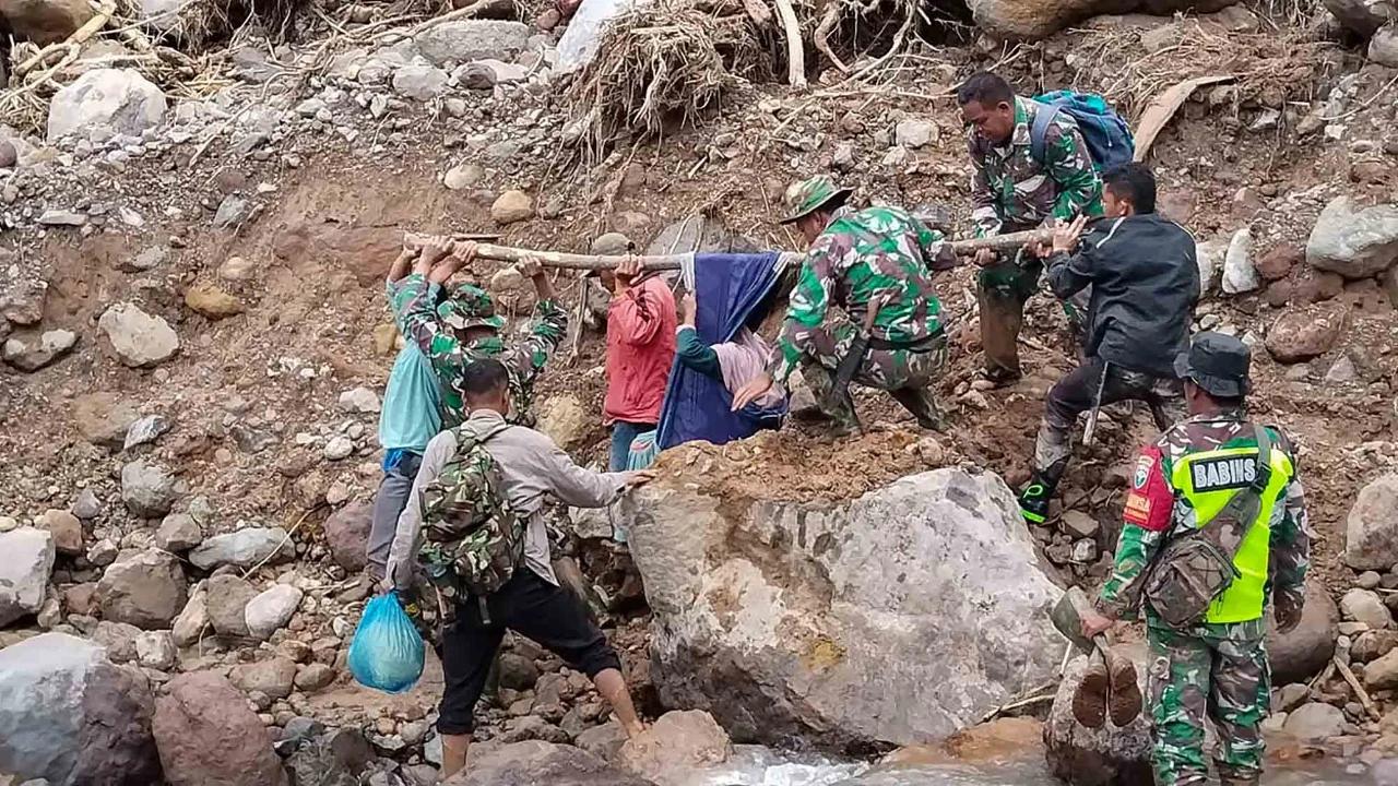 FOTO: Perjuangan Prajurit Koramil 05/Permata Evakuasi Lansia di Medan Berat dan Berlumpur