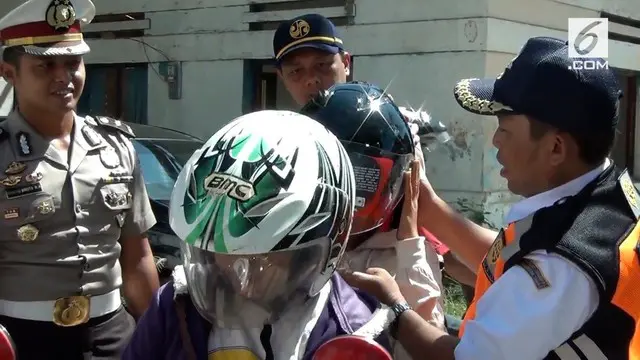 Razia kendaraan di Kupang, NTT ini sangat unik. Tak cuma merazia, polisi juga membagikan helm gratis bagi pengendara sepeda motor.