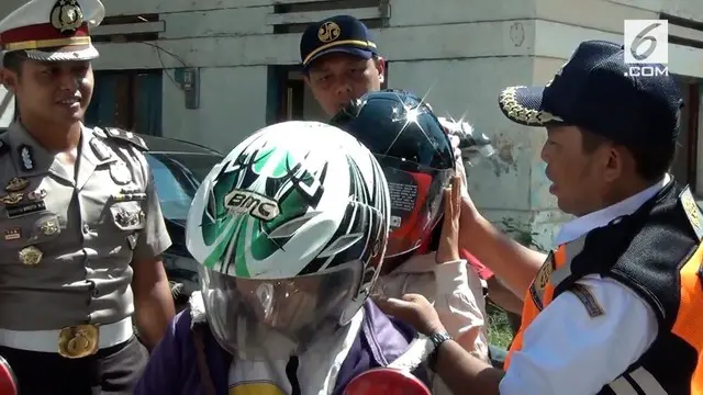 VIDEO: Unik, Razia Lalu Lintas Polisi Bagikan Helm Gratis