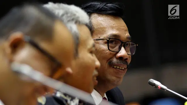 Dubes Indonesia untuk Arab Saudi Agus Maftuh Abegebriel (kanan) saat Raker dengan Komisi VIII DPR di Kompleks Parlemen, Senayan, Jakarta, Selasa (27/11). Raker membahas RUU Peyelenggaraan Ibadah Haji dan Umroh Visa Furoda.
