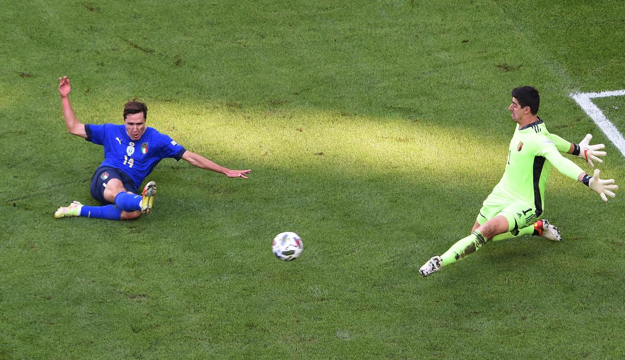 Italia baru bisa membuat peluang berbahaya di penghujung babak pertama. Federico Chiesa mampu lolos dari jebakan offside dan berhadapan satu lawan satu dengan kiper Belgia, Thibaut Courtois. Namun, bola tembakannya masih mampu dibelokkan keluar lapangan. (AFP/Pool/Massimo Rana)