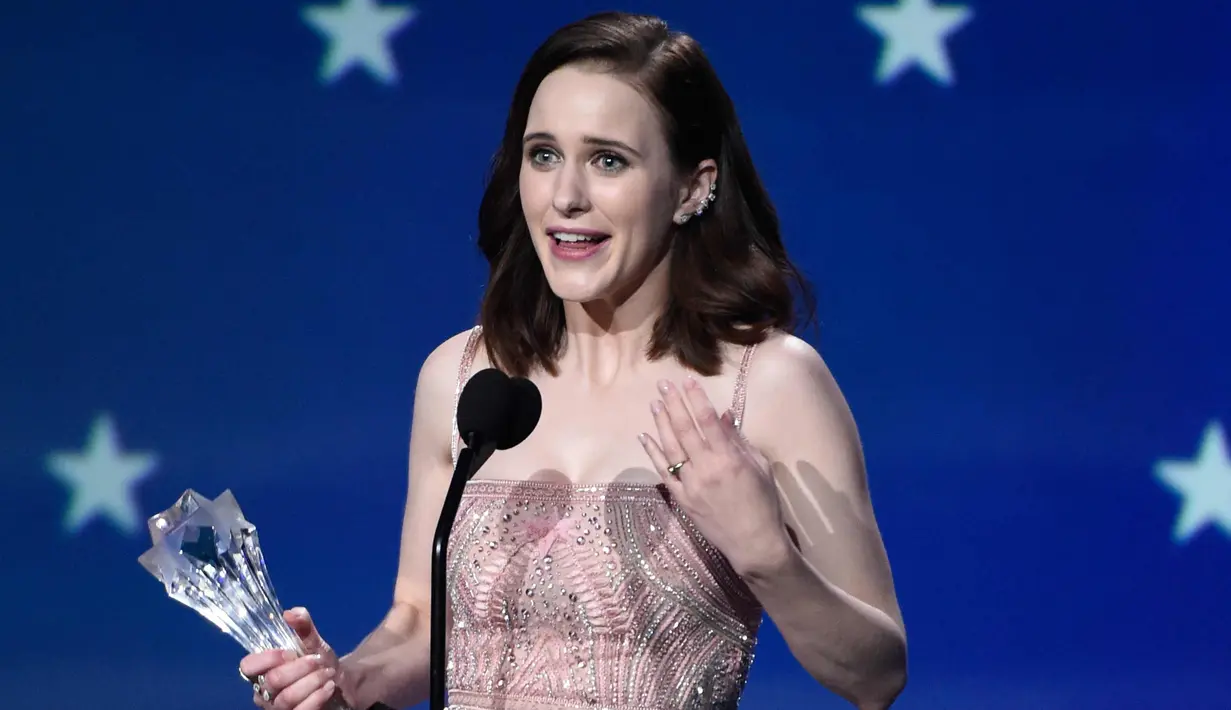Rachel Brosnahan menerima penghargaan untuk aktris terbaik dalam serial komedi "The Marvelous Mrs. Maisel" di Critics Choice Awards ke-23 di Barker Hangar di Santa Monica, California, AS (11/1). (AP/Chris Pizzello)