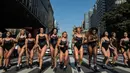Sejumlah model turun ke jalan mempromosikan kontes kecantikan Miss Bumbum 2017 di Paulista Avenue, Sao Paulo, Senin (7/8). Kontes yang menganugerahi wanita dengan pantat terindah seantero Brasil itu akan diadakan 6 November mendatang. (Nelson ALMEIDA/AFP)