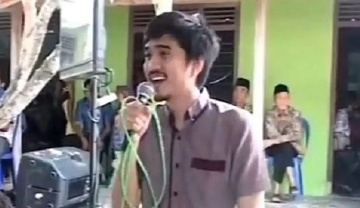 Kesan sederhana dan tidak sombong melekat pada Duta Sheila On 7. Ia tak ragu untuk menyumbang lagu di acara hajatan. Momen Duta nyanyi di hajatan ini berhasil bikin geger medsos. Banyak yang memuji Duta karena tidak sombong dengan kesuksesan yang telah ia dapat. (Liputan6.com/Twitter/aimrod)