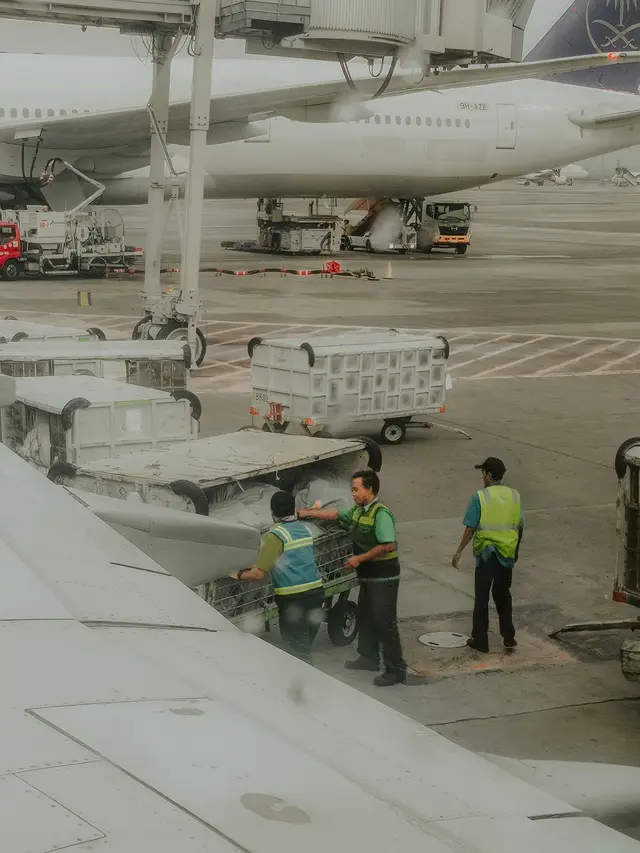 Ilustrasi pekerja Qantas sedang berdiskusi mengenai upah dan kondisi kerja.