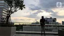 Pengunjung menanti waktu berbuka puasa di Sky Deck Sarinah, Jakarta, Kamis (7/4/2022). Sky Deck Sarinah menjadi salah satu destinasi baru bagi warga Jakarta dan sekitarnya untuk menanti waktu berbuka puasa atau ngabuburit bersama keluarga dan kerabat. (Liputan6.com/Herman Zakharia)