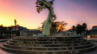 Patung kepala naga di Pantai Kamali yang jadi ikon Kota Baubau. (dok. Instagram @uncle_syaf / https://www.instagram.com/p/B8U_hINH62V/?utm_medium=copy_link / Dinda Rizky)