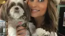 Mantan model majalah Playboy, Karen McDougal foto bersama seekor anjing. Karen mengakui awalnya tak mengira akan menjalin hubungan cukup lama dengan Presiden AS Donald Trump. (Instagram/karenmcdougal)