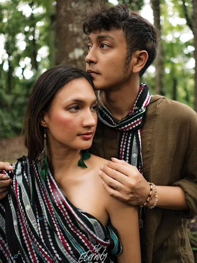 [Bintang] Dari Gaya Hippies Sampai Petualang, Intip Uniknya Prewedding Nadine Chandrawinata dan Dimas Anggara Ini