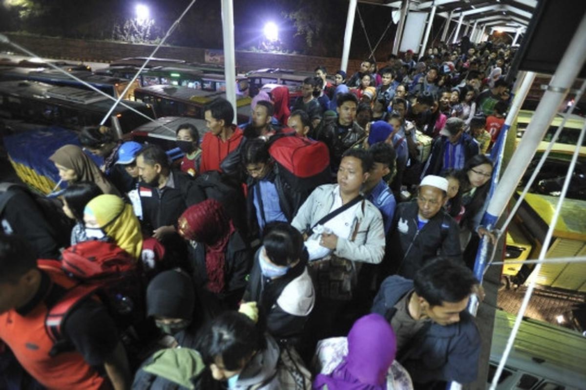 Ribuan pemudik padati Pelabuhan Merak