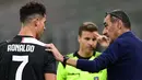 Pelatih Juventus, Maurizio Sarri, berbicara dengan Cristiano Ronaldo saat menghadapi AC Milan pada laga lanjutan Serie A di San Siro, Rabu (8/7/2020) dini hari WIB. Juventus kalah 2-4 atas AC Milan. (AFP/Miguel Medina)