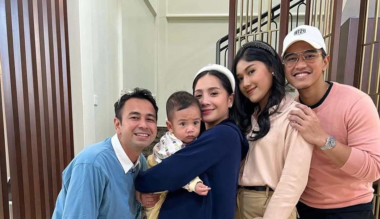 Bando yang dikenakan Nagita adalah Re-Nylon Headband dari Prada seharga Rp8,5jutaan. [@raffinagita1717]