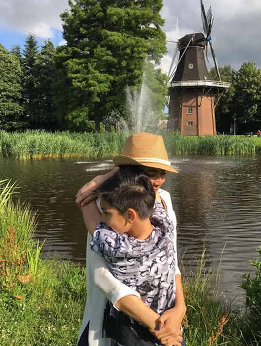 "Jadi pas anniversary bapaknya nggak ada. Dia bangun tidur terus ucapin happy anniversary, habis itu dia tidur lagi. Dia juga siapkan kue," ungkap Maudy Koesnaedi, di The Hemritage, Menteng, Rabu (21/12/2016). (Instagram/Maudykoesnaedi)