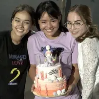 Amanda Manopo mendapatkan kejutan dari fans dan teman-teman di ulang tahun yang ke-17.