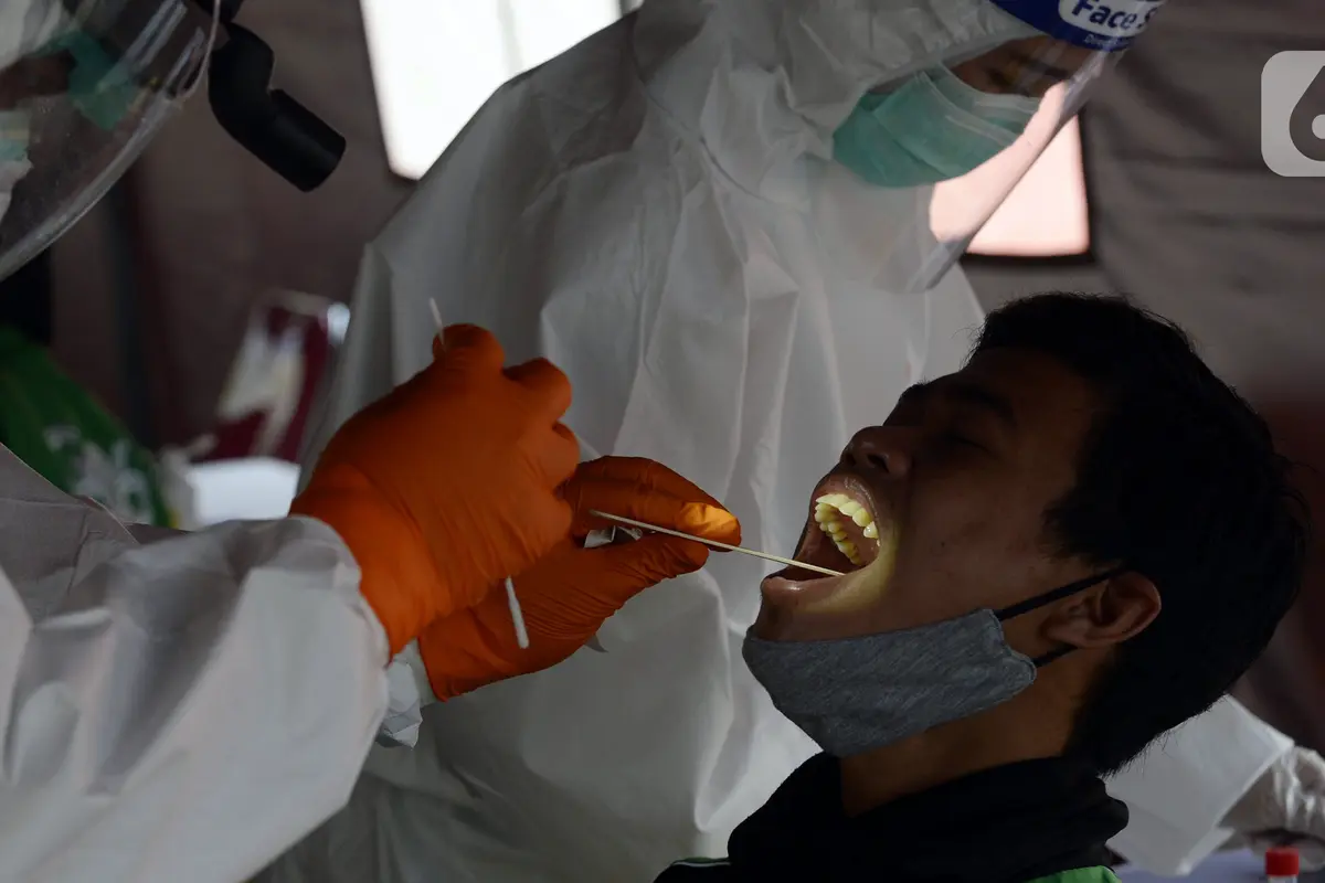 FOTO: Ratusan Pengemudi Ojek Online Ikuti Swab Test Gratis di Tangsel