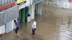 Sejumlah pertokoan di sekitar Jalan Gunung Sahari terlihat tutup akibat banjir yang menggenangi kawasan tersebut, Jakarta, Selasa (25/2/2020). Hujan yang mengguyur Jakarta sejak Senin (24/2/2020) malam, membuat sejumlah kali meluap dan menyebabkan banjir. (Liputan6.com/Helmi Fithriansyah)