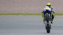 Valentino Rossi mengangkat ban depan saat sesi latihan MotoGP serie Jerman di Sirkuit Sachsenring, Jerman. (AFP/Robert Michael)