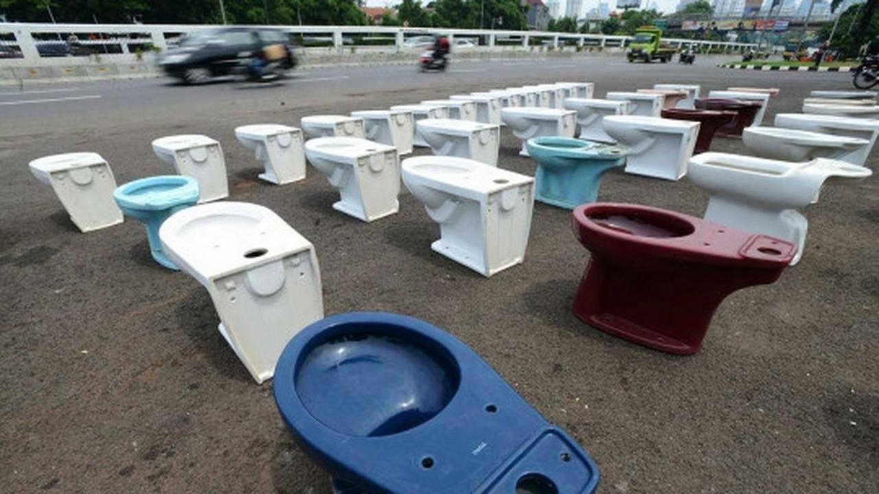 Aliansi Seniman Jakarta kirim puluhan jamban ke DPR