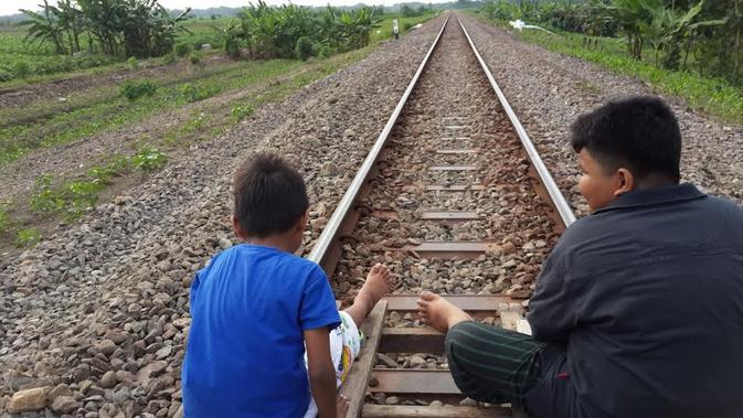 Anak-anak bermain lori di jalur kereta api (Liputan6.com / Edhie Prayitno Ige)