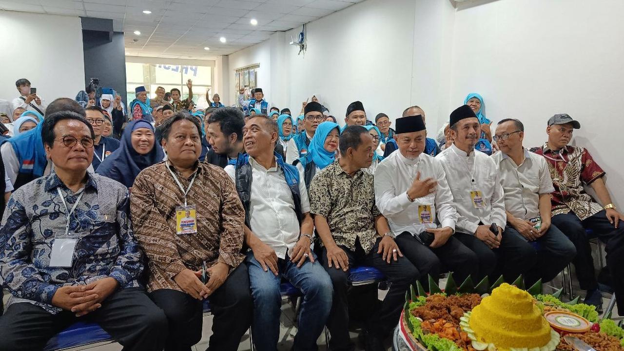 Anies juga mengingatkan para relawan tidak terpecah belah dengan kondisi politik yang saat ini sedang memanas.<br>