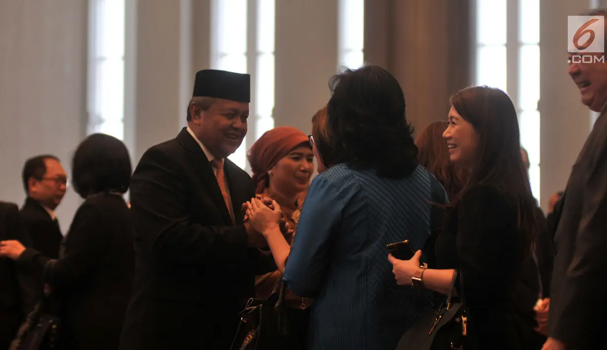 Kerabat memberikan selamat atas pelantikan Perry Warjiyo sebagai Gubernur BI di Gedung Mahkamah Agung, Jakarta, Kamis (24/5). Perry resmi menjabat sebagai Gubernur BI menggantikan Agus Martowardojo yang habis masa jabatannya. (Merdeka.com/Iqbal Nugroho