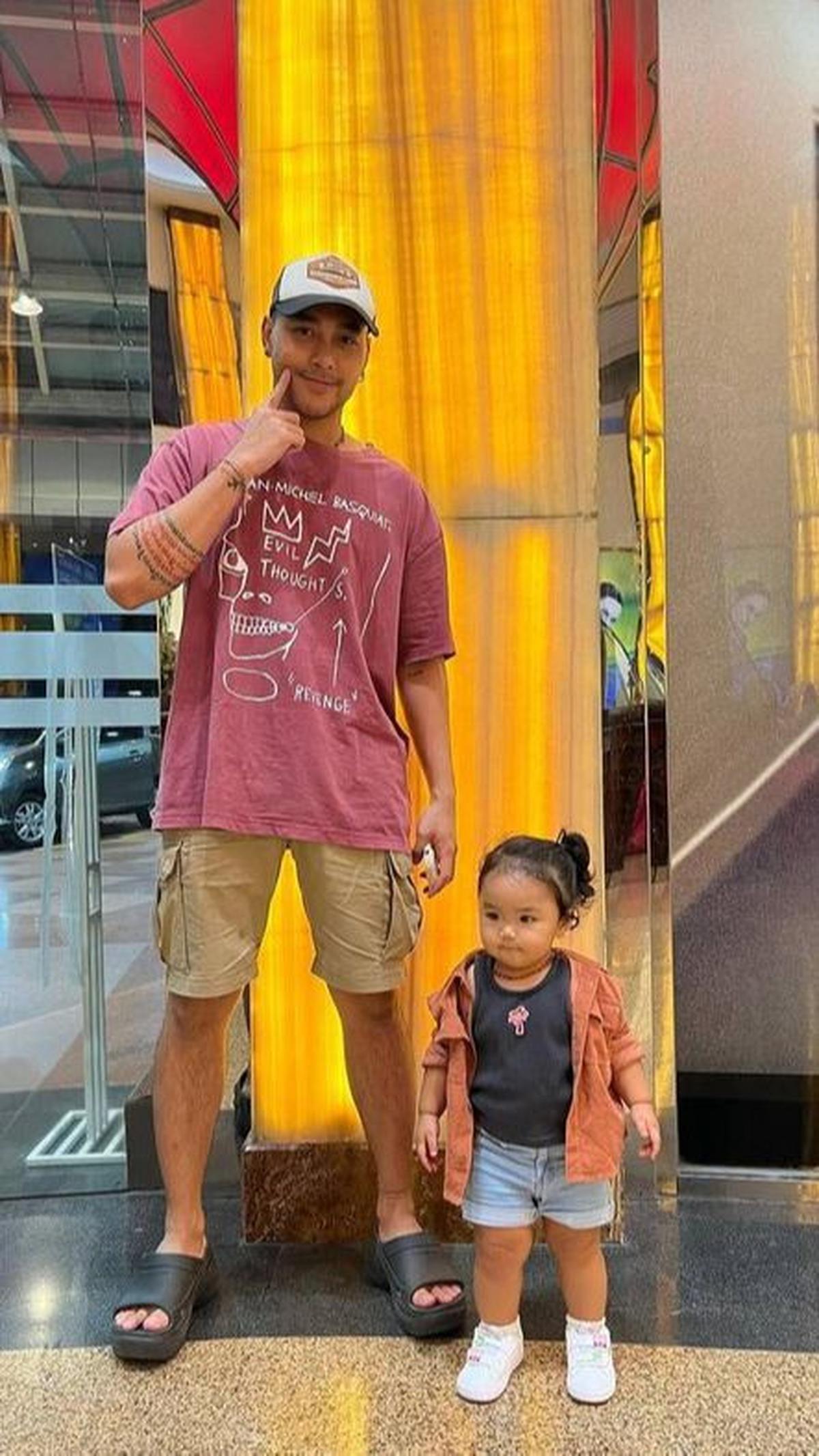 Momen ini tidak hanya muncul sekali dalam kolom komentar Krisjiana. Netizen telah lama memuji penampilannya yang tampan.