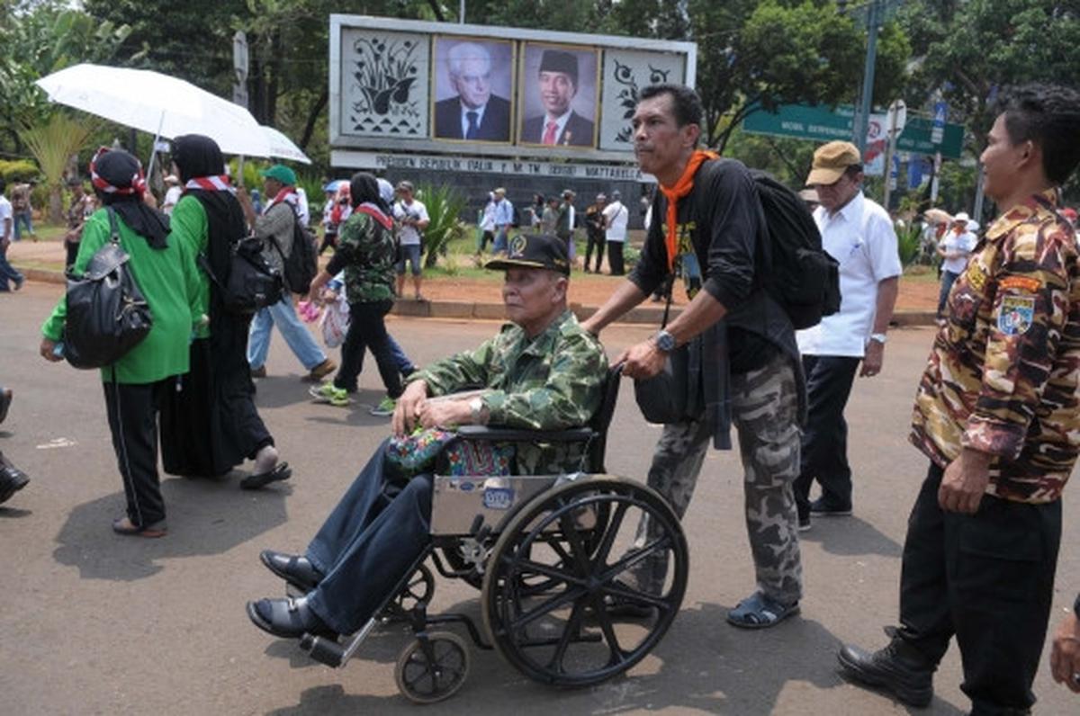 Pakai kursi roda, para veteran demo tolak RPP rumah negara