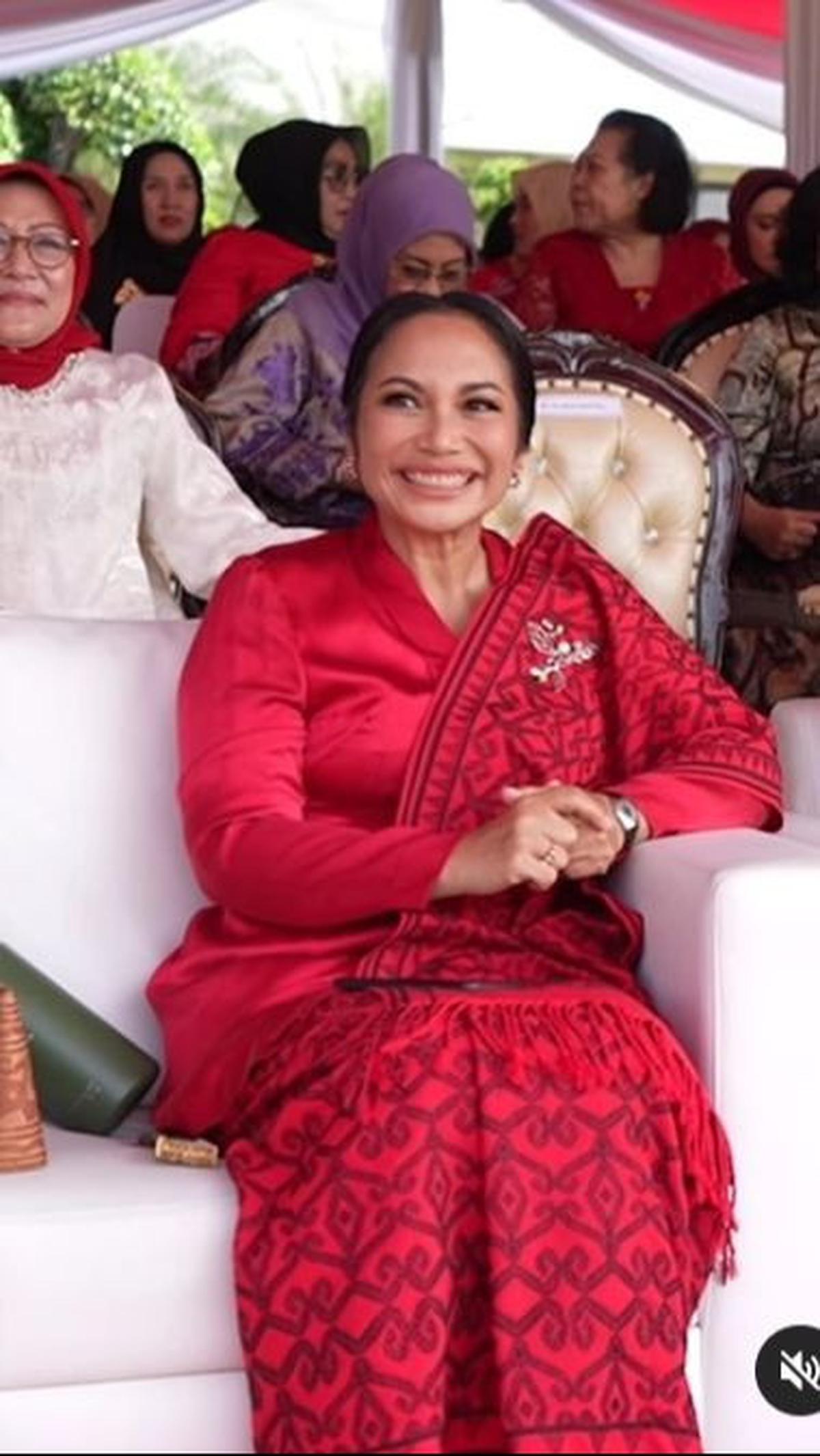 Ternyata tenun itu dibuat oleh seorang persit bernama Malinda  Dwi.