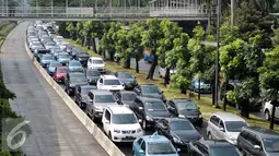 Imbas dari hujan yang melanda Jakarta, beberapa ruas jalan mengalami kemacetan, Jakarta, Selasa (30/8). Salah satu jalan yang mengalami kemacetan panjang ialah Jalan Jenderal Sudirman. (Liputan6.com/Yoppy Renato)
