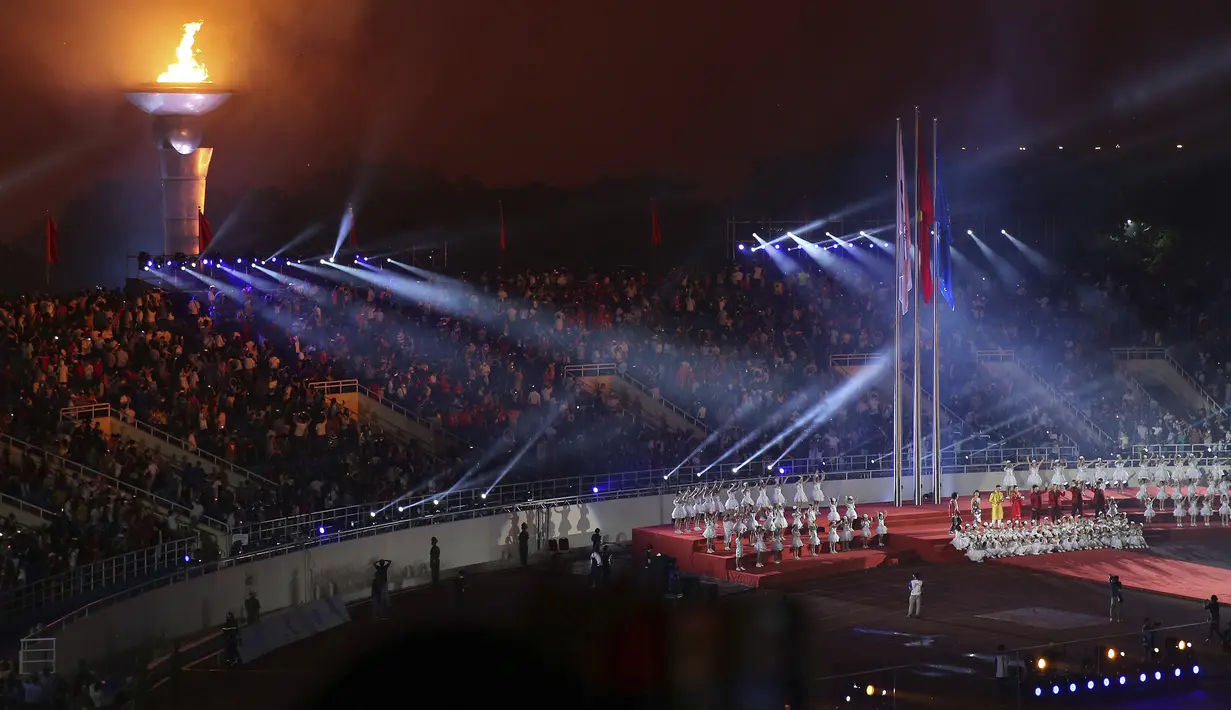Pemandangan nyala api saat upacara pembukaan SEA Games 2021 di Hanoi, Vietnam, 12 Mei 2022. SEA Games 2021 berlangsung dari tanggal 12 Mei hingga 23 Mei di Hanoi dan 11 provinsi terdekat. (AP Photo/Minh Hoang)