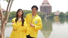 Inilah potret kompak Sabrina Chairunnisa sekampus dengan anaknya. Ia sendiri mengambil S3 program studi Ilmu Komunikasi. Sedangkan Azka Corbuzier jurusan Psikolog. Mereka kompak pakai jas almamater kuning. (Liputan6.com/IG/@sabrinachairunnisa_)