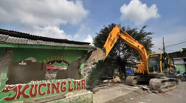 Pemprov DKI Jakarta dan Satpol PP menertibkan puluhan bangunan liar di Jalan Subur Baru, Jakarta, Senin (23/2/2015). (Liputan6.com/Faizal Fanani)