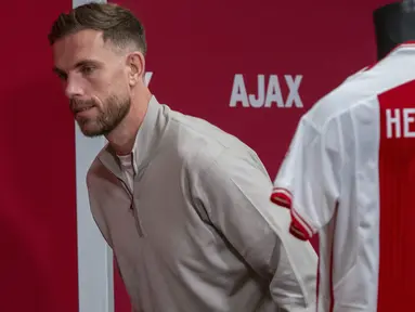 Eks bintang Liverpool, Jordan Henderson baru saja merapat ke Ajax Amsterdam setelah meninggalkan klub Arab Saudi Al Ettifaq pada bursa transfer pemain musim dingin 2023/2024. Resmi diperkenalkan pada Kamis (18/1/2024) waktu setempat, Jordan Henderson dipastikan akan menggunakan nomor punggung 6 yang terbilang keramat karena pernah digunakan beberapa legenda Ajax Amsterdam, seperti Ronald Koeman, Marco van Basten hingga Dennis Bergkamp. Sebelum Jordan Henderson, ini dia daftar 5 pemain terakhir Ajax yang menggunakan nomor punggung 6. (AP Photo/Peter Dejong)