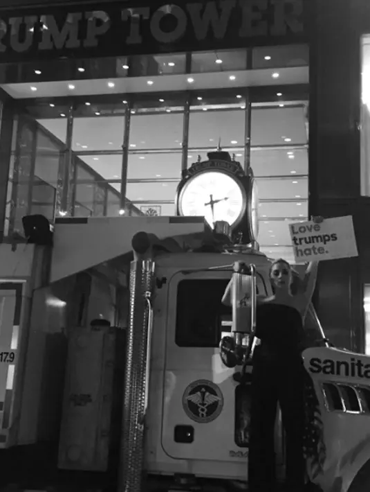 Penyanyi Lady Gaga saat berunjuk rasa di depan Trump Tower, New York City, AS (9/11). Diketahui Gaga ikut demo besar-besaran bersama pengunjuk rasa lainnya menyusul kemenangan Donald Trump dalam Pilpres AS. (Instagram/ladygaga)