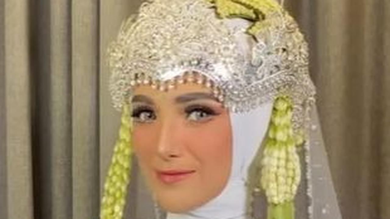 Begini penampilan mantan istri Rizki DA saat akad nikah.&nbsp;