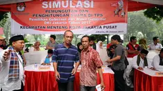 Penyandang disabilitas diantar menuju bilik suara dalam simulasi pemungutan dan penghitungan suara Pilkada DKI Jakarta di Taman Menteng, Sabtu (28/1). Simulasi ini mengedukasi pelaksanaan Pilkada DKI Jakarta, 15 Februari. (Liputan6.com/Helmi Fithriansyah)