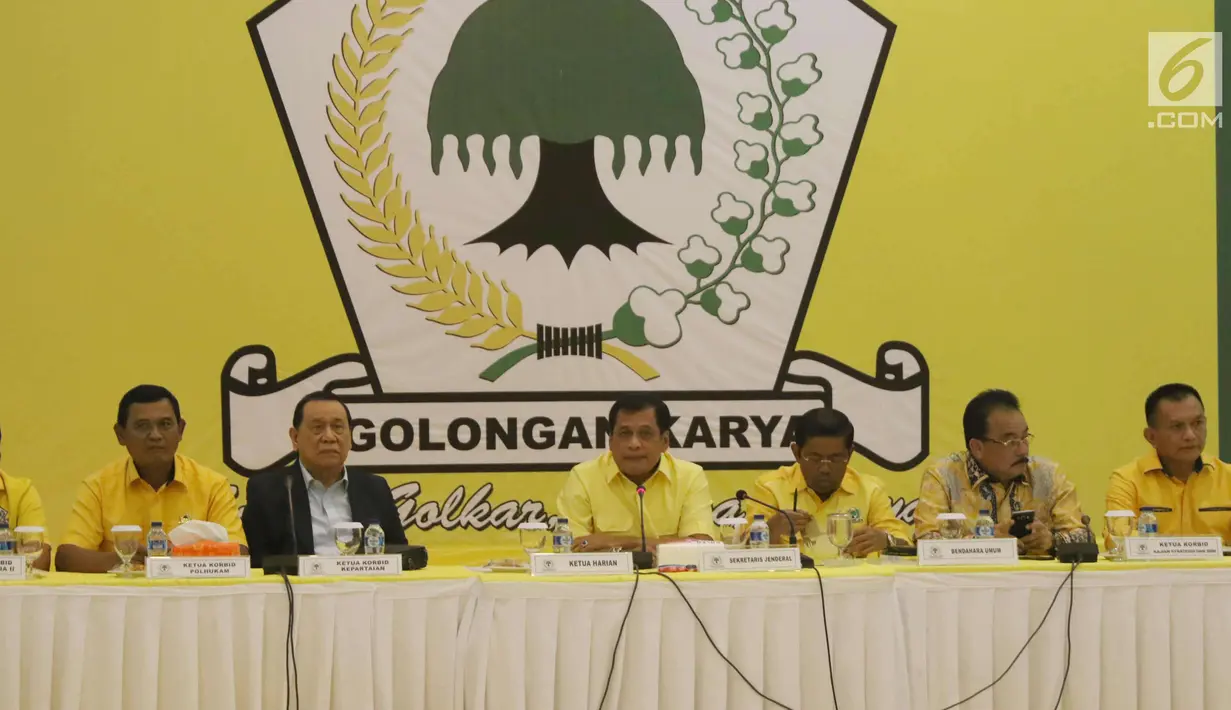 Ketua Harian Golkar, Nurdin Halid didampingi jajaran petinggi partai menggelar rapat pleno di kantor DPP Golkar, Jakarta, Selasa (21/11). Rapat pleno untuk menentukan nasib Setya Novanto di Golkar maupun di DPR RI. (Liputan6.com/Angga Yuniar)