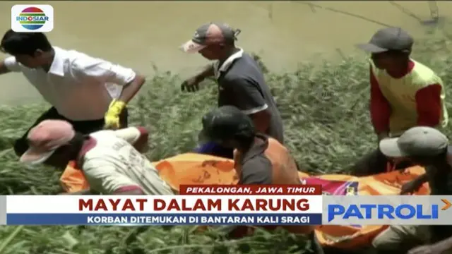 Mayat laki-laki tanpa identitas ditemukan terbungkus dalam sebuah karung, di bantaran Kali Sragi, Kabupaten Pekalongan, Jawa Tengah.