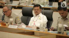 Menteri Pertanian (Mentan) Syahrul Yasin Limpo mengikuti rapat kerja dengan Komisi IV DPR di Kompleks Parlemen Senayan, Jakarta, Senin (16/1/2023). Raker tersebut membahas mengenai Kinerja Kementerian Pertanian mulai dari program-program kerja yang tidak memberikan dampak signifikan terhadap petani, hingga data stok pangan yang berbeda. (Liputan6.com/Faizal Fanani)