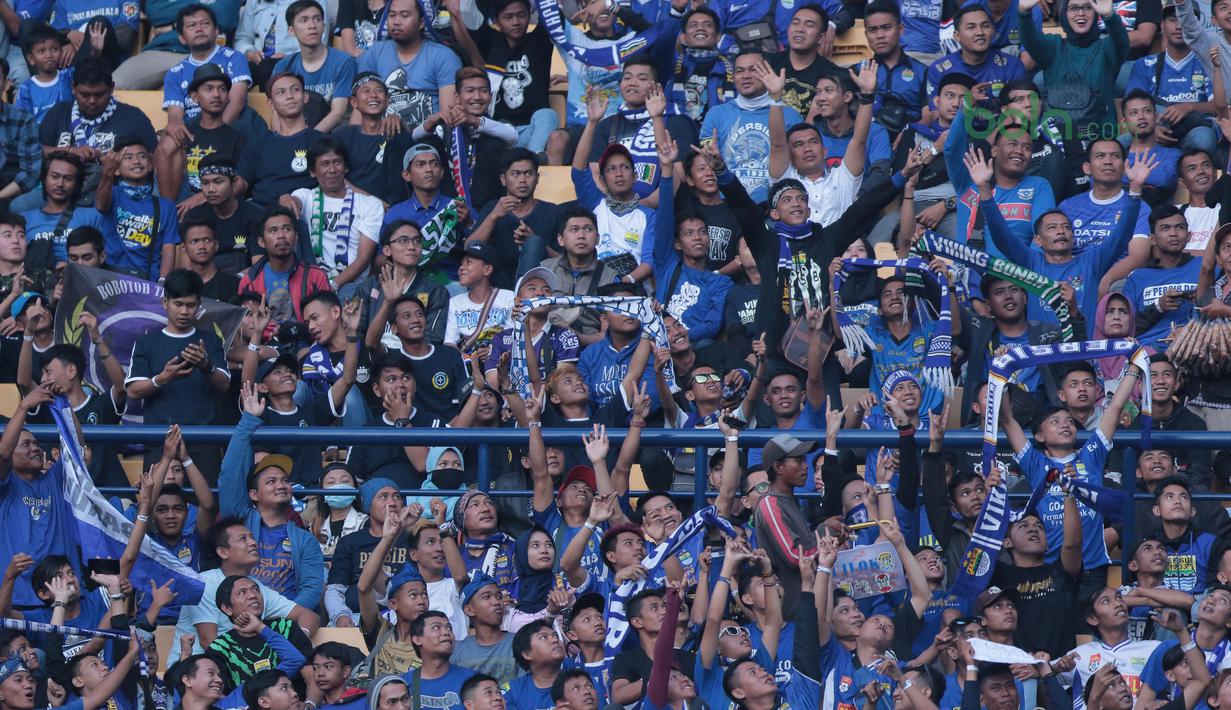 Antusias Bobotoh saat mendukung Persib Bandung melawan Mitra Kukar pada laga Liga 1 Indonesia di GBLA, (8/4/2018). Persib Bandung menang 2-0. (Bola.com/Nick Hanoatubun)