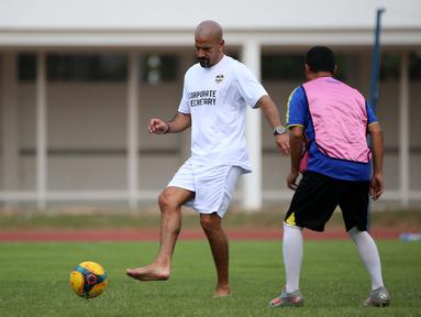 Legenda sepak bola Argentina, Juan Sebastian Veron bermain tanpa alas kaki pada acara puncak BRImo Future Garuda yang bertajuk FOURFEO Mini Tournament di Stadion Madya, Jakarta, Kamis (01/06/2023). (Bola.com/Bagaskara Lazuardi)