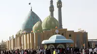 Masjid Jamkaran di luar kota keagamaan Qom 120 km selatan Teheran, Iran, 8 September 2006. (BEHROUZ MEHRI/AFP)