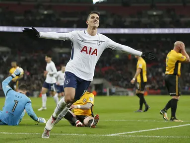 Pemain Tottenham Hotspur, Erik Lamela (tengah) melakukan selebrasi usai membobol gawang Newport County pada laga Piala FA di Wembley Stadium, London, (7/2/2018). Tottenham menang 2-0. (AFP/Ian Kington)