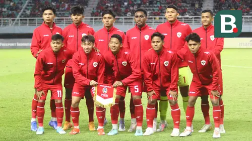 <p>Para pemain starting XI Timnas Indonesia U-19 berfoto bersama jelang menghadapi Filipina U-19 pada laga Grup A Piala AFF U-19 2024 di Stadion Gelora Bung Tomo, Surabaya, Rabu (17/7/2024). (Bola.com/Aditya Wany)</p>