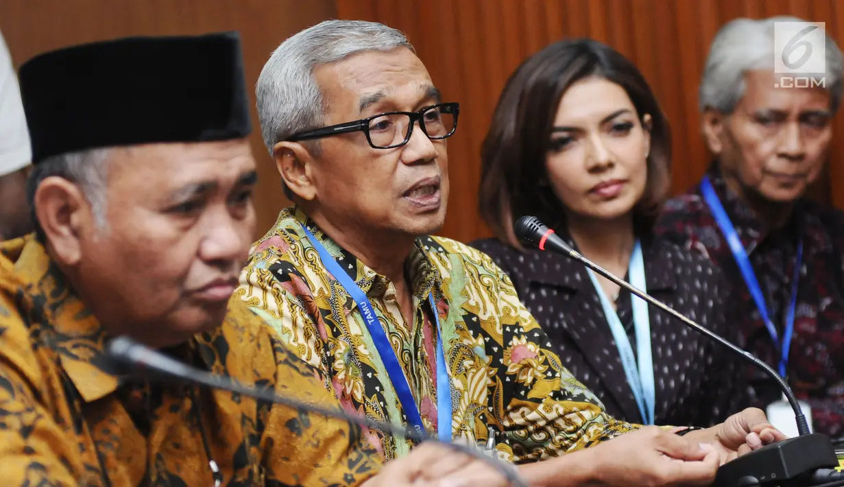 Mantan pimpinan KPK, Busyro Muqoddas (kedua kiri) memberi keterangan usai pertemuan dengan pimpinan KPK di Jakarta, Selasa (31/10). Pertemuan membahas perkembangan kasus penyerangan penyidik KPK, Novel Baswedan. (Liputan6.com/Helmi Fithriansyah)