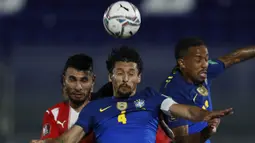 Bek Brasil, Marquinhos (tengah) memenangi duel udara saat melawan Paraguay dalam laga kualifikasi Piala Dunia 2022 Zona Conmebol di Defensores del Chaco Stadium, Asuncion, Selasa (8/6/2021). Brasil menang 2-0 atas Paraguay. (AP/Jorge Saenz)